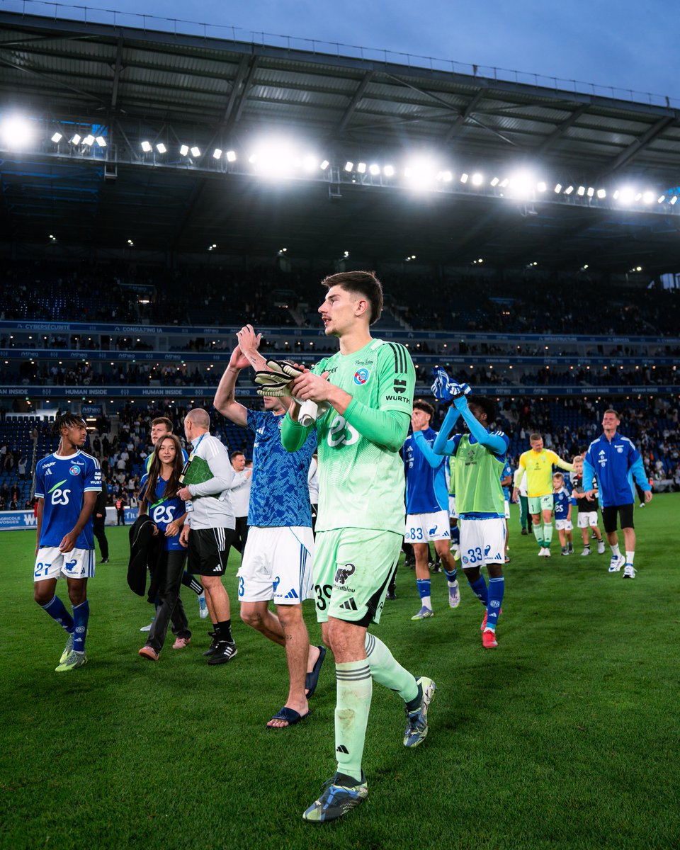 Mike Penders says 𝐍𝐎 It's 3 clean sheets in 4 Ligue 1 English matches for our 'keeper!