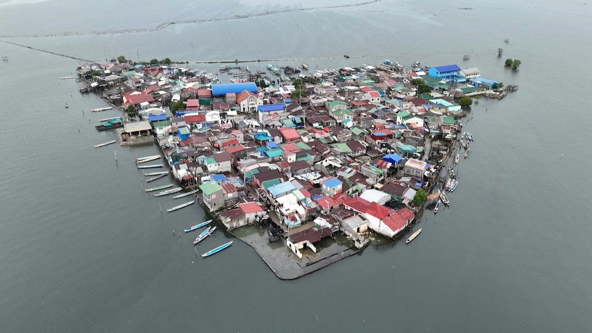 🇵🇭 VIDEO: Filipinos grapple with life on sinking island The rising tides of Manila Bay began swallowing the Philippine island of Pugad, which is in danger of sinking completely underwater.
