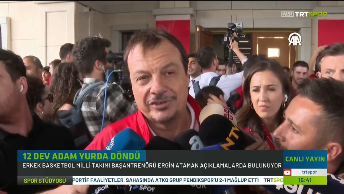 🗣️Ergin Ataman: Tarih şampiyonları yazıyor. Gönüllerin şampiyonu olduğumuzu biliyoruz ama biz gerçek şampiyon da olacağız. Çok yaklaşmıştık, son anda verdik. Gün gelecek bunu da alacağız.