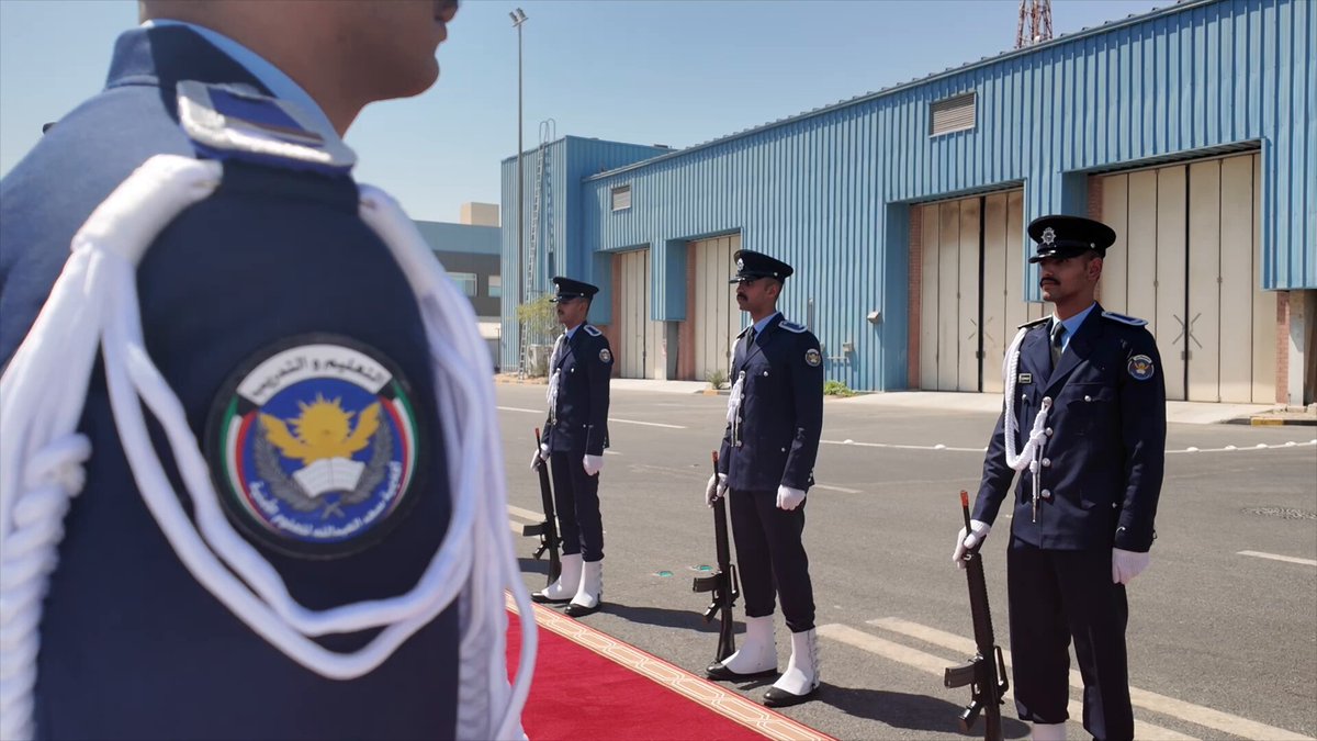 وزير الداخلية بالمملكة العربية السعودية صاحب السمو الملكي الأمير عبدالعزيز بن سعود بن نايف بن عبدالعزيز آل سعود يزور قاعدة صباح الأحمد لخفر السواحل قام صاحب السمو الملكي الأمير عبدالعزيز بن سعود بن نايف بن عبدالعزيز آل سعود، وزير الداخلية في المملكة العربية السعودية الشقيقة، اليوم الأثنين الموافق 15 سبتمبر 2025 بزيارة قاعدة صباح الأحمد لخفر السواحل، وكان في استقبال سموه لدى وصوله القاعدة معالي النائب الأول لرئيس مجلس الوزراء ووزير الداخلية الشيخ فهد يوسف سعود الصباح وقيادات الإدارة العامة لحفر السواحل. واستمع صاحب السمو الملكي خلال الزيارة إلى شرح من قبل مدير عام الإدارة العامة لخفر السواحل العميد الركن بحري الشيخ مبارك علي يوسف الصباح يوضح دور خفر السواحل وعرض مرئي عن أنواع القوارب المستخدمة فيها، بالإضافة إلى المهام اليومية التي تنفذها الإدارة في حماية السواحل وتأمين الموانئ والمياه الإقليمية. كما اطلع سموه على غرفة المنظومة الأمنية وغرفة قيادة القوارب المسيرة، بالإضافة إلى وحدة القيادة المتنقلة في خفر السواحل، حيث تم استعراض آليات العمل والأنظمة التشغيلية المتبعة في الإدارة، واطلع سموه على الإمكانيات التقنية الحديثة المستخدمة في مراقبة البحر والتحكم بالقوارب عن بُعد، بما يعزز فعالية الأداء وسرعة الاستجابة للحوادث البحرية. وتأتي هذه الزيارة في إطار حرص دولة الكويت والمملكة العربية السعودية على تعزيز التعاون الأمني البحري وتبادل الخبرات والتقنيات في مجال أمن الحدود البحرية، بما يسهم في رفع مستوى التنسيق والتكامل بين البلدين الشقيقين. #وزارة_الداخلية #شرطة_الكويت