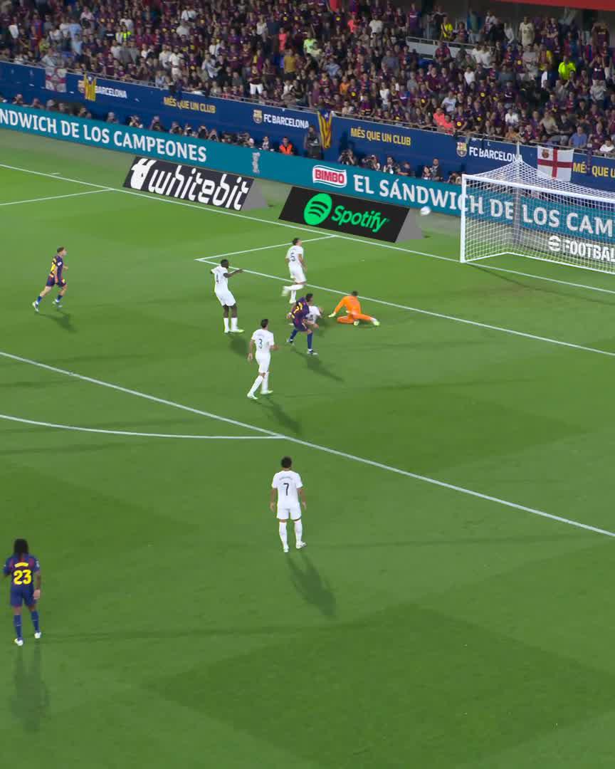 Agirrezabala se hizo un paradón y les dieron saque de puerta. El Valencia llega a marcar en la siguiente jugada y ya la tendríamos montada porque el VAR debe intervenir lo mínimo posible para beneficiar al Real Madrid.