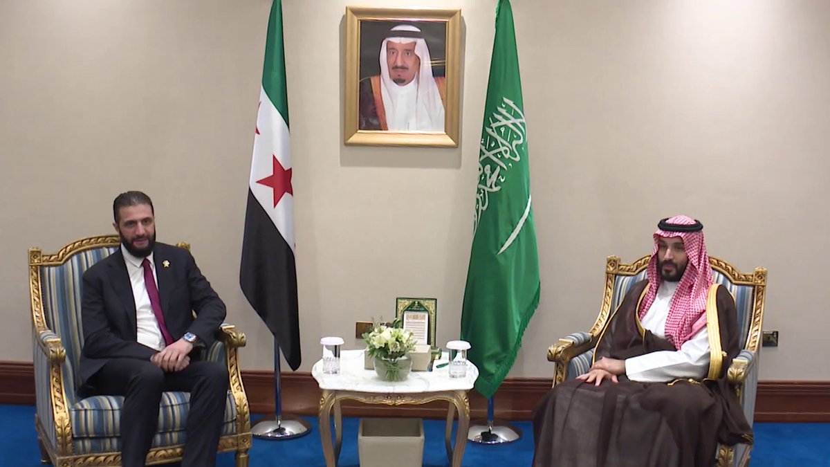 فيديو #ولي_العهد الأمير محمد بن سلمان يلتقي الرئيس السوري أحمد الشرع. #محمد_بن_سلمان_في_قمة_الدوحة