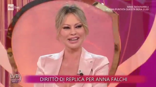 Anna Falchi sul catcalling: "Non è una molestia, sto dalla parte degli uomini. Poi ci lamentiamo che non ci sono più i maschi. In fondo nel subconscio fa piacere a tutte. (Gelo in studio) Nessuna donna qui applaude, ma vedo i cameraman che mi stanno applaudendo" #LVB