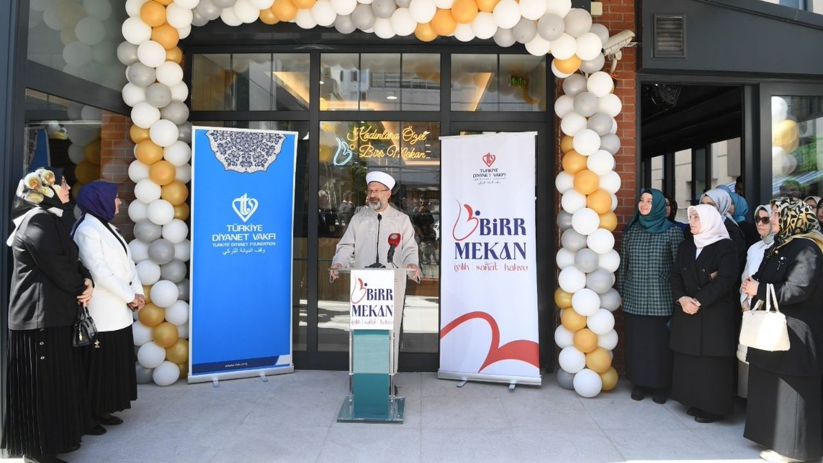 “Türkiye Diyanet Vakfının logosunun altında yeryüzünde iyilik egemen oluncaya kadar yazıyor. Biz de yeryüzünde İyilik egemen oluncaya kadar çalışacağız. Dünyayı iyilik değiştirir. Bunu biliyoruz.” Türkiye Diyanet Vakfı Kadın Aile ve Gençlik Merkezimiz tarafından Ankara’da kadınlara yönelik hizmet verecek olan “Birr Mekan İyilik & Sanat & Kahve”nin açılışını gerçekleştirdik. “Birr Mekan” ismi gibi nice güzel etkinliklere ve iyiliklere vesile olacak İnşallah. Bu güzel farkındalığa vesile olan, emeği geçen herkese çok teşekkür ediyorum.
