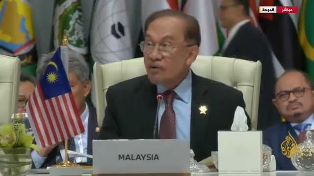 رئيس وزراء #ماليزيا: لا بد من التحلي بالشجاعة اللازمة لاتخاذ موقف عملي إزاء الاعتداءات المتواصلة، والإدانة لن توقف إطلاق الصواريخ ولن تحرر #فلسطين، بل لا بد من فرض عقوبات على إسرائيل وقطع العلاقات التجارية والدبلوماسية معها #الأخبار #قمة_الدوحة