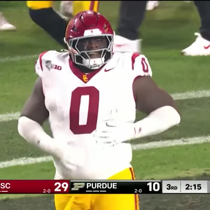 That's a 6-5, 360-pounder going 70 yards to the house 🤯 USC Football ✌️ DT Jamaal Jarrett's Pick-6 is our Week 3 𝙋𝙡𝙖𝙮 𝙤𝙛 𝙩𝙝𝙚 𝙒𝙚𝙚𝙠 👇 📍 Old Trapper Beef Jerky