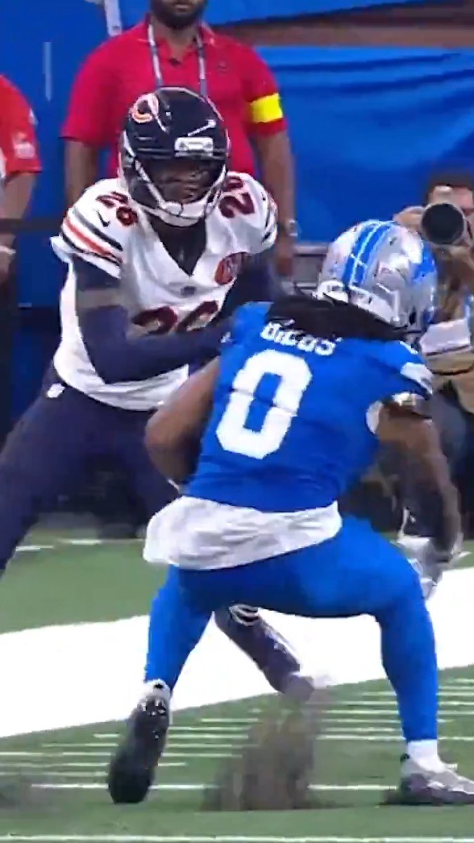 Faked the inside to bounce back out 😮‍💨 Jahmyr Gibbs | Detroit Lions