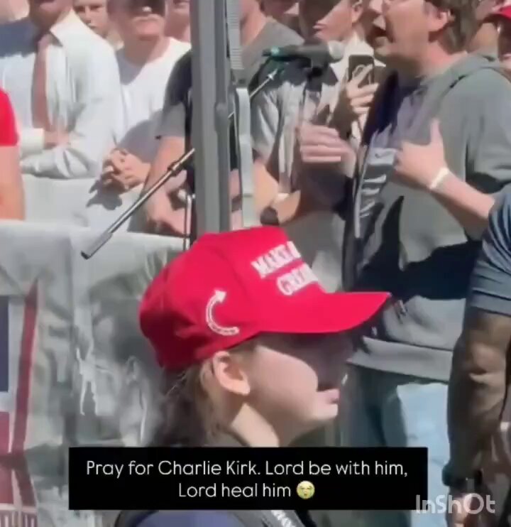 👀 Pile au moment où Charlie Kirk est atteint par la balle, l’homme devant lui bouge la main comme s’il enclenchait quelque chose. 🧐 Simple coïncidence ou geste décisif ? #KirkAssassination