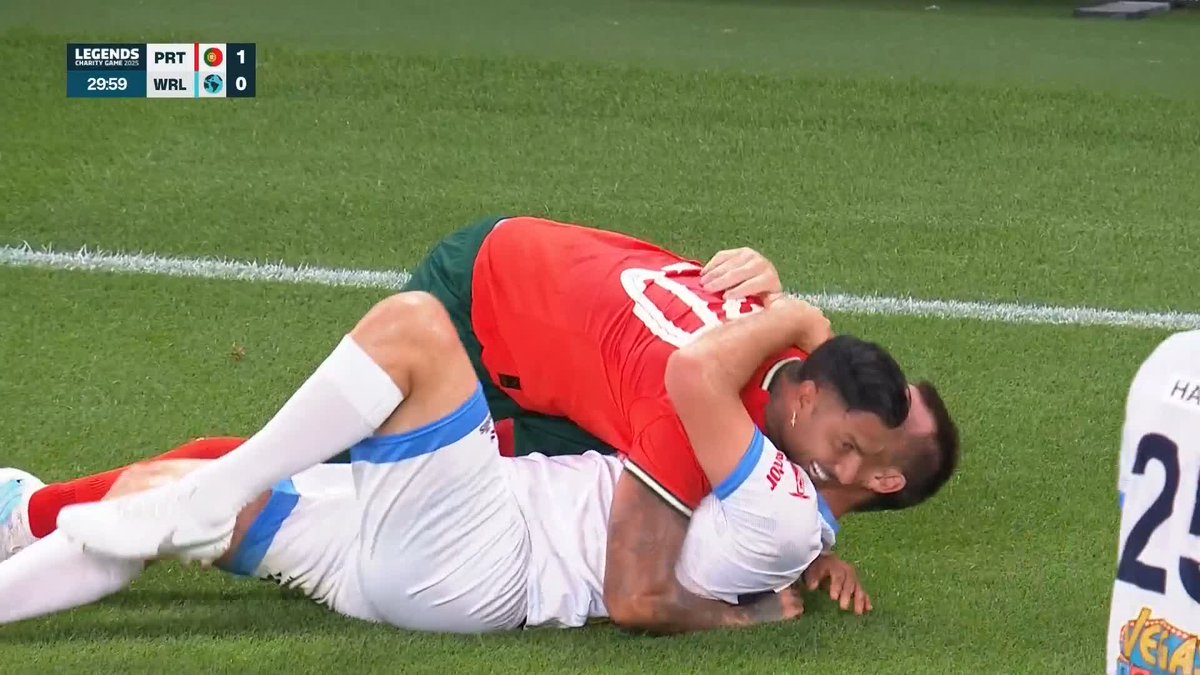 John Terry and Ricardo Quaresma go at it 😅😤 Watch Portugal Legends v World Legends on ITVX now 📺