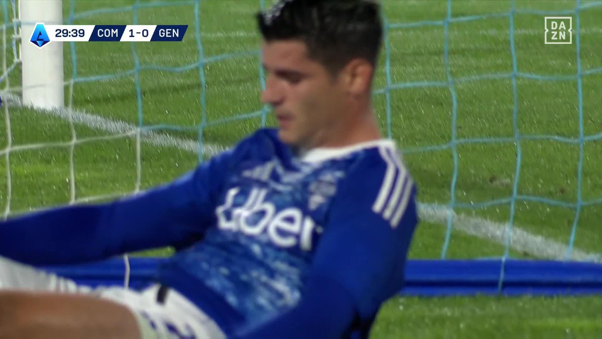😱😱😱 ¡Pero Morataaaa! El delantero del Como va a soñar con esta ocasión perdida... #Calcio