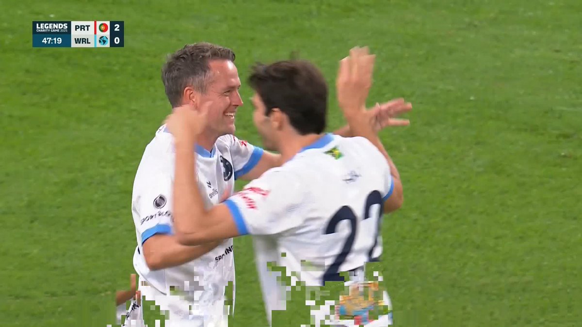Alessandro Del Piero 🤝 Michael Owen Imagine these two linking up back in the day 😮‍💨 Watch Portugal Legends v World Legends on ITVX now 📺