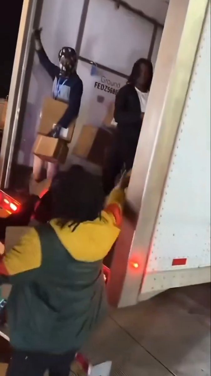 Fedex "deliveries" in democrat ran cities are very different than the rest of the country.... #CityLife #crime #Fedex #robbery #overnightshipping #democrats #urban #decay