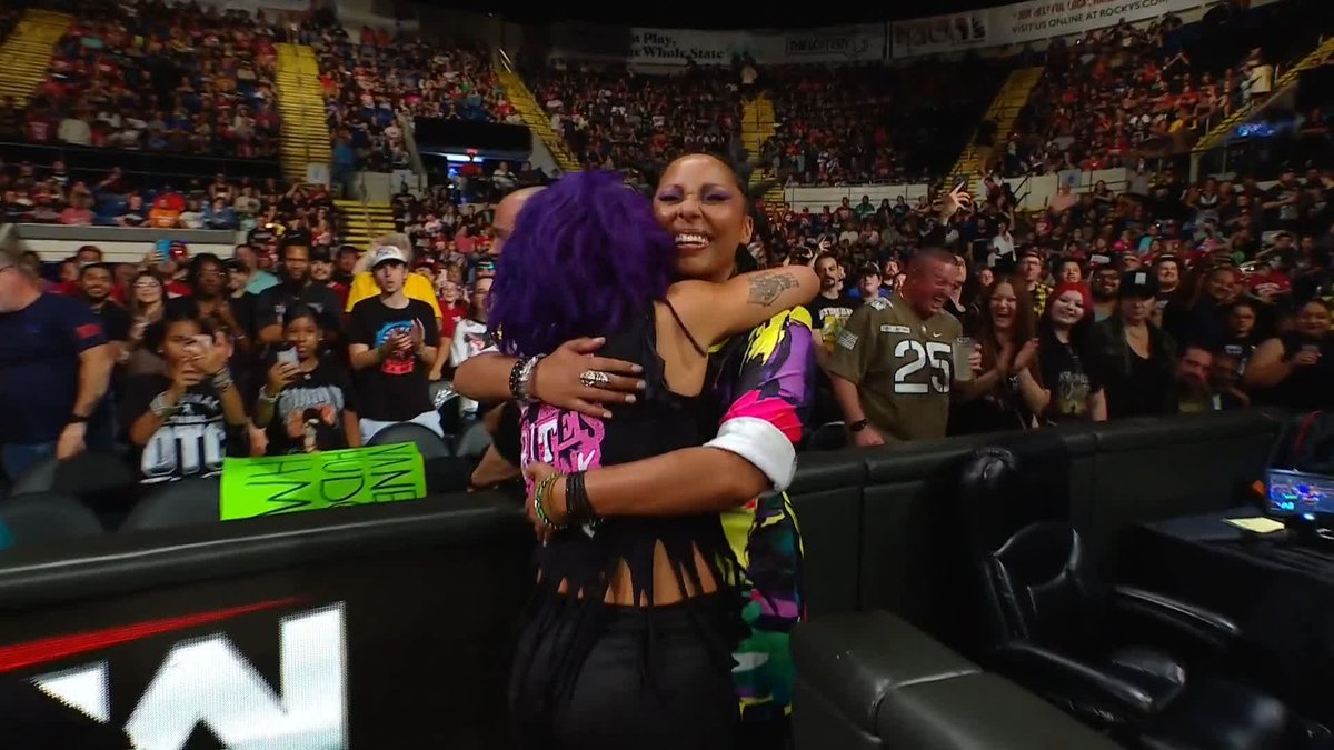 BAYLEY'S HUGGING EVERYBODY!!!! We missed THIS Bayley! ☺️