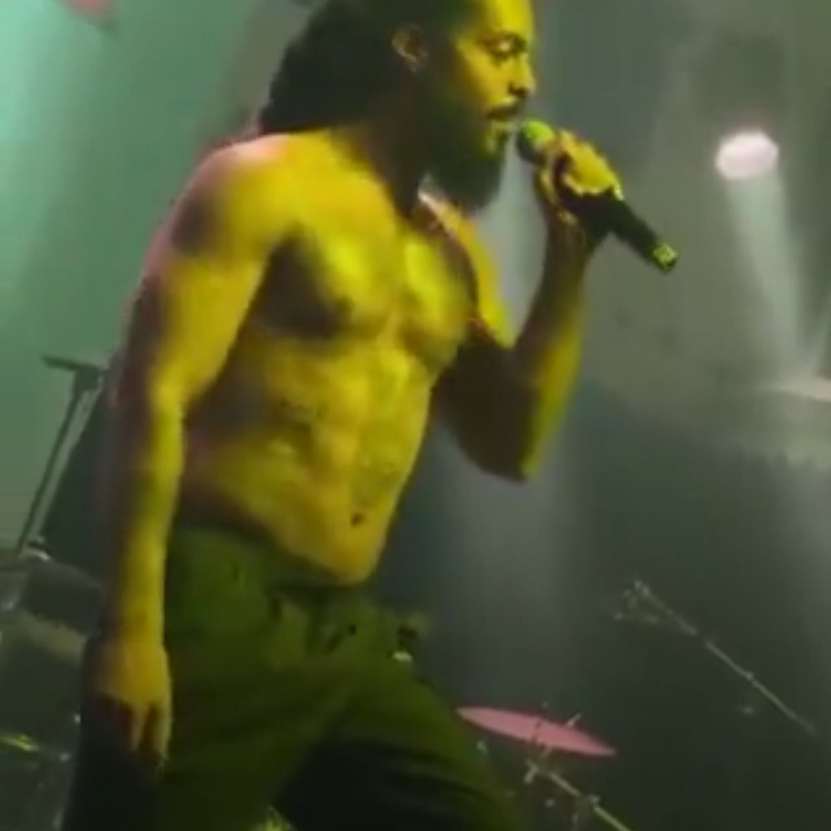 🚨🎤 | El vocalista Bobby Vylan se defiende tras ofensas sobre Charlie Kirk. El vocalista de punk rap Bobby Vylan ha causado revuelo tras hacer comentarios despectivos sobre la muerte de Charlie Kirk en un concierto en los Países Bajos.