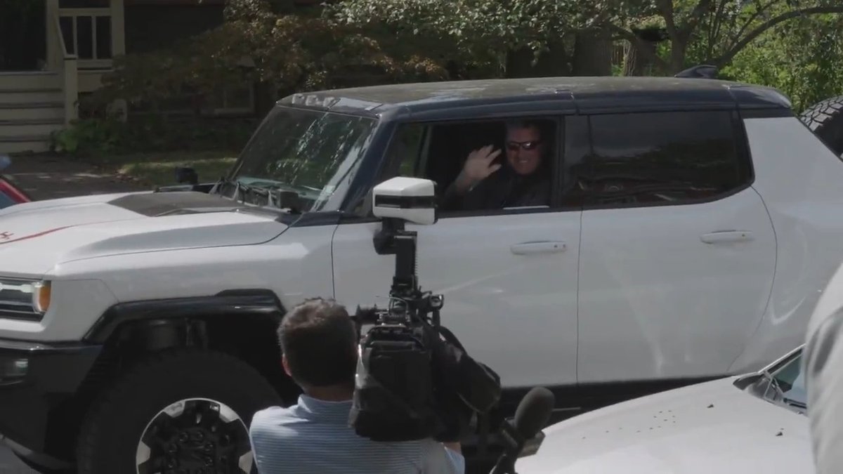 Sidney Crosby was delivering Penguins season tickets when Mario Lemieux rolled up in a Hummer 😂 First-class service only in Pittsburgh 🐧