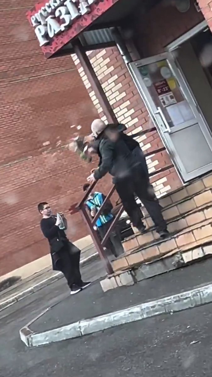 Drunks Russian street fights are as slow and void of skill as you'd expect 😂🥃 Also - is that one guy's head WAY larger than normal or is that just me 🤔 #CityLife #alcohol #russia #russians #culture
