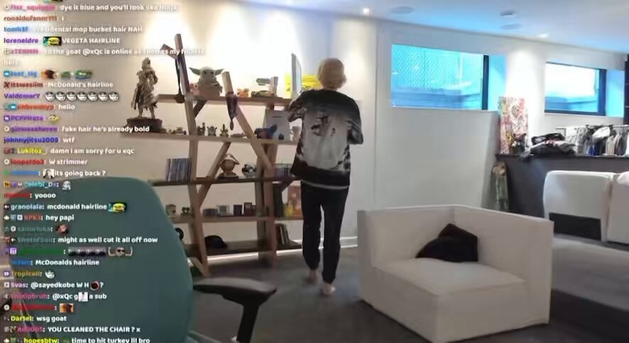 xQc shows off his Streamer of the Decade award