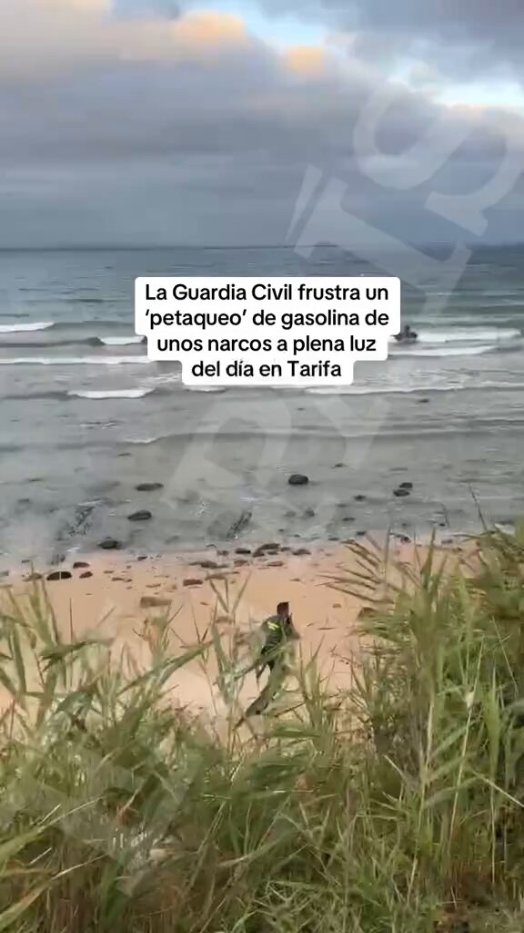 La Guardia Civil fustra un petaqueo de gasolina entre narcos a plena luz del día en la playa de Los Lances en Tarifa, Cádiz.
