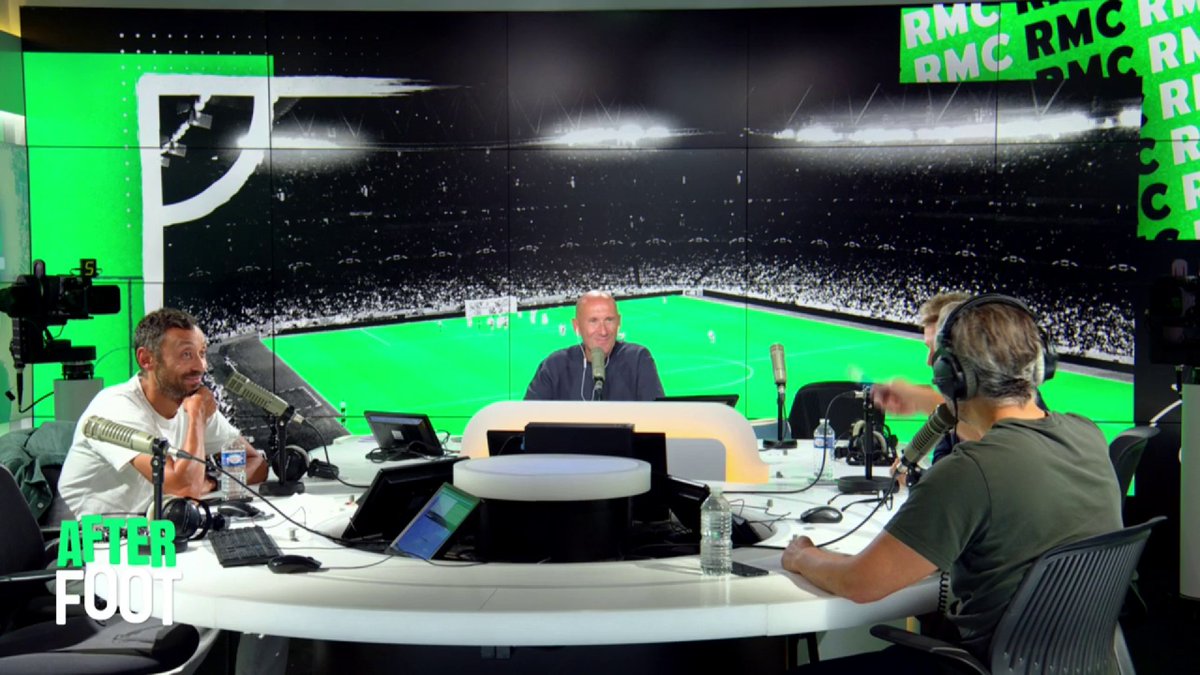 🗣️💬 "Il faut changer le logiciel" Jean-Louis Tourre a une proposition pour changer l'arbitrage français : arrêter de mettre à la VAR un arbitre central. Chaque arbitre central aurait son staff avec deux assistants et un arbitre vidéo. #RMCLive