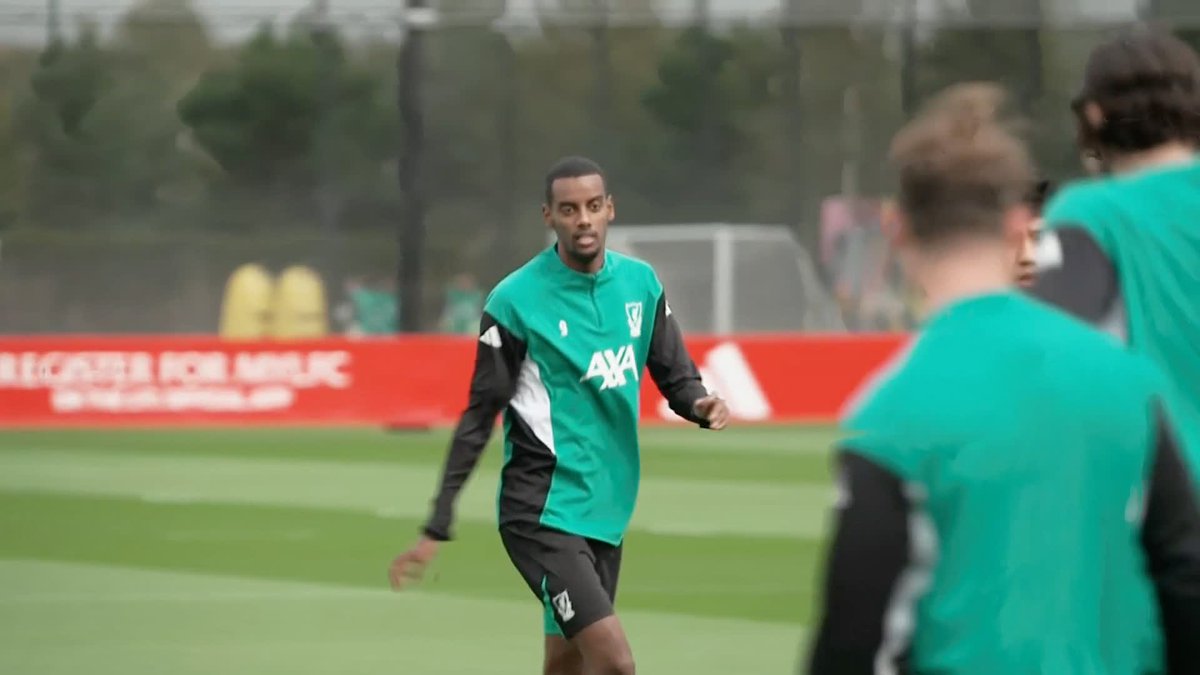 "The likelihood is that he could be involved against Atletico Madrid" 💬 Alexander Isak is in training for Liverpool as they prepare for their Champions League opener against Atletico Madrid and he could make his debut at Anfield tomorrow 🔴
