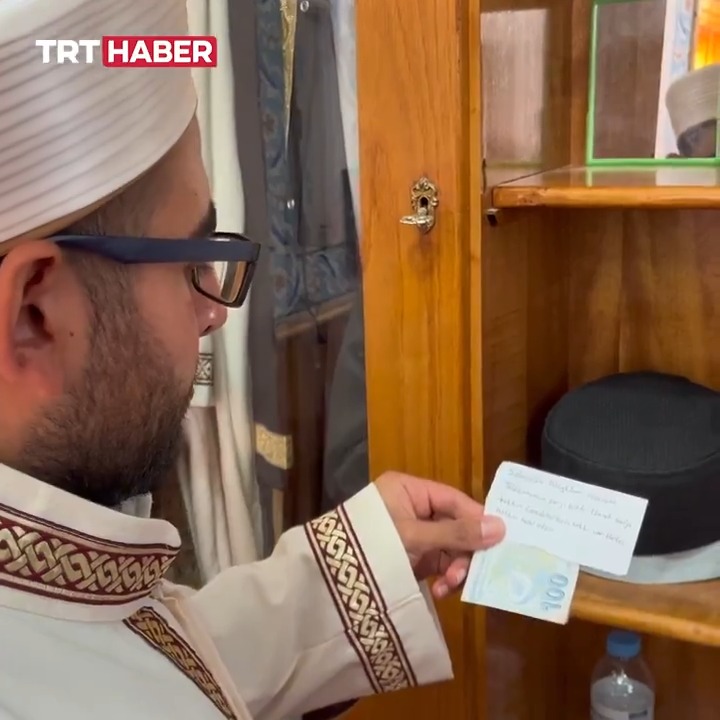 Aksaray’da telefonunu camide şarj eden bir kişi, kullandığı elektriğin parasını notla birlikte bırakıp helallik istedi. 📌"Telefonumu 1 saat şarja taktım. Camide herkesin hakkı var. Herkes hakkını helal etsin"