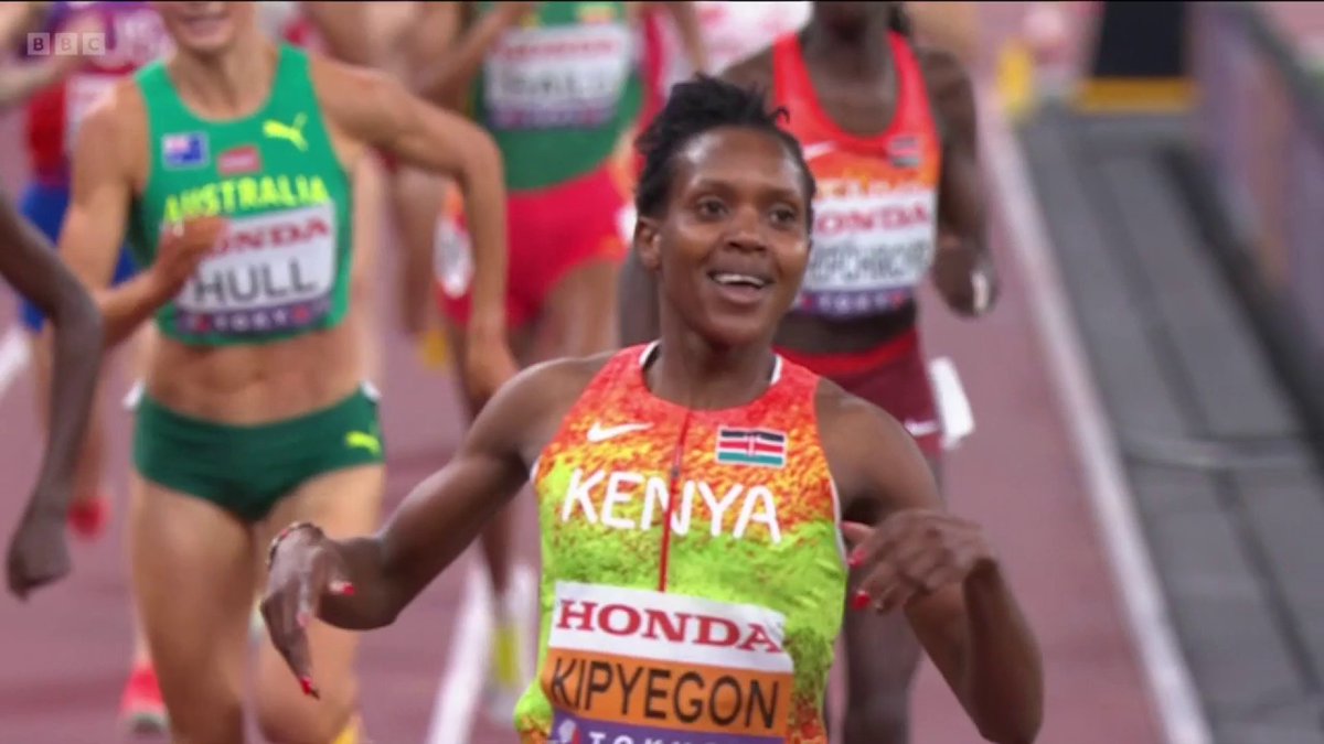 "Look at how much better she is than everyone else!" 😮 What a run from Faith Kipyegon to gain her fourth 1500m world title! 👏