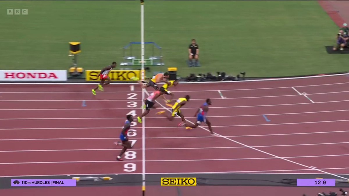 Cordell Tinch 🔥 The American takes gold in the men's 110m hurdles!