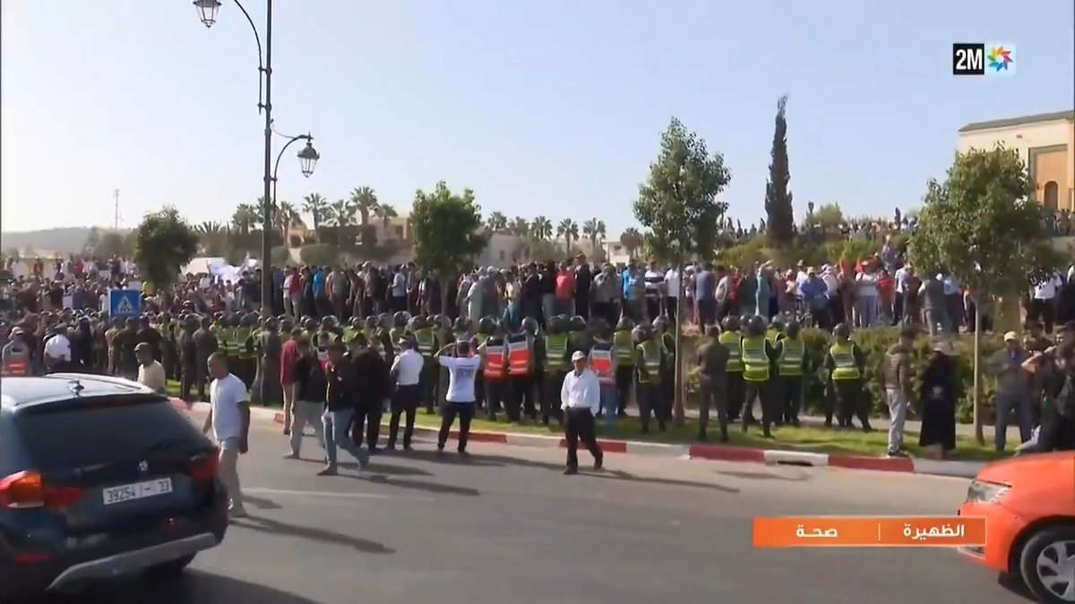 بعد احتجاجات فجرها واقع صحي مأساوي، حل وزير الصحة والحماية الاجتماعية، أمين التهراوي، صباح اليوم بالمستشفى الجهوي الحسن الثاني بمدينة أكادير، في زيارة تم خلالها اتخاذ قرار بإعفاء عدد من المسؤولين بسبب التقصير والتقاعس في أداء المهام. #المغرب #صحة