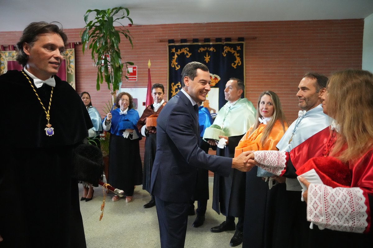 🔴 Vamos a incrementar con 16 M€ adicionales el presupuesto de las universidades públicas andaluzas para que puedan desarrollar acciones específicas de digitalización y sostenibilidad. La financiación universitaria en #Andalucía ha crecido un 30% desde 2018.