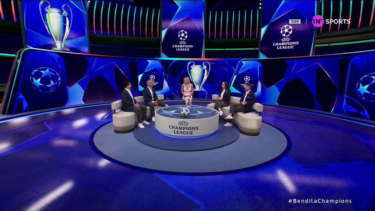 "Maestro, lo estábamos esperando" 👨‍🏫 Qué bienvenida de Pepe Del Bosque a Eduardo Biscayart. 🫡 ¡La #BenditaChampions está completa! 🏆 📲 HBO Max Latinoamérica: #TNTSportsEnHBOMax