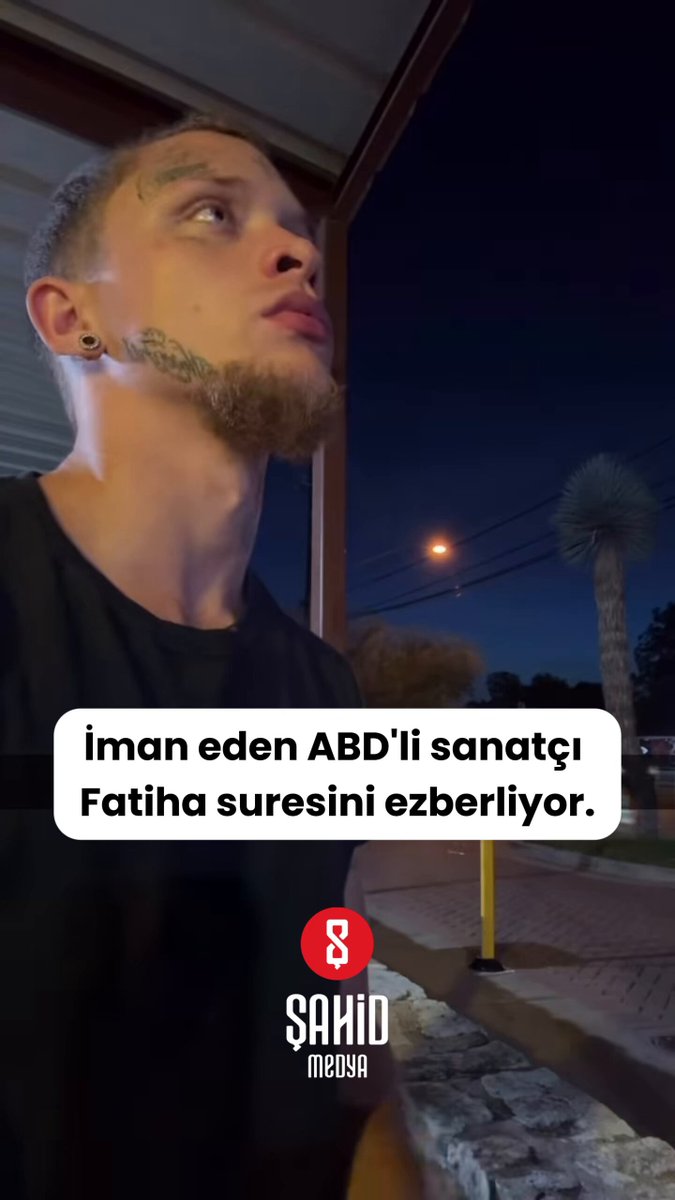 💢ABD'nin Teksas eyaletinde, yapılan davet çalışmaları sonucunda Müslüman olan Gitarist McDowell, Fatiha Suresini ezberlemeye çalışıyor.