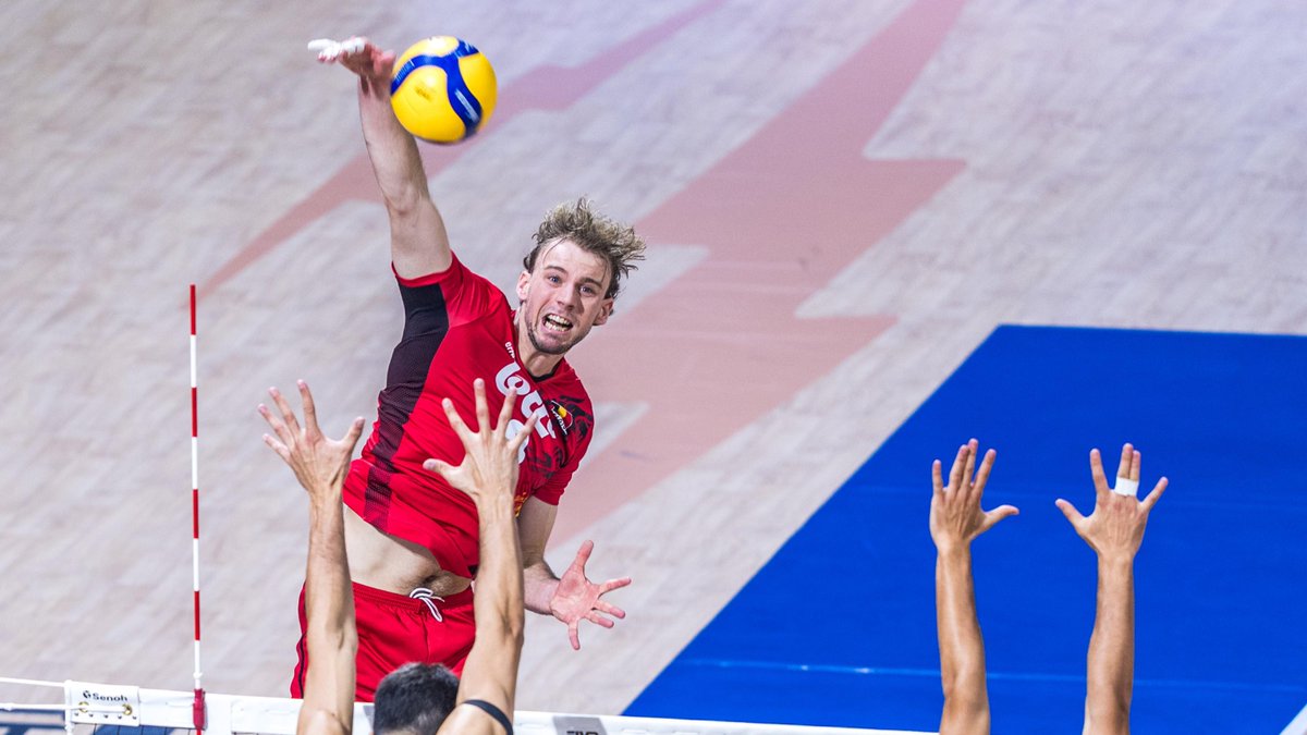 #Philippines2025: ANOTHER STUNNER! 😱🔥 🇧🇪 Belgium took down the reigning World Champions 🇮🇹 Italy with a dramatic 3-2 thriller! 💥 Ferre Reggers was unstoppable, leading the Red Dragons with 31 points. 🔥 What a wild day in an already unpredictable #MWCH — this tournament just keeps delivering! 🤯✨ 🗒️ Full schedule: 📺 Watch all the action LIVE on VBTV: 🏐 #Volleyball #Volei #ElectrifyingPhilippines