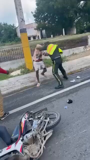 Motorista y agente de tránsito se enfrentan tras incidente vial en Higüey, La Altagracia. 🤦
