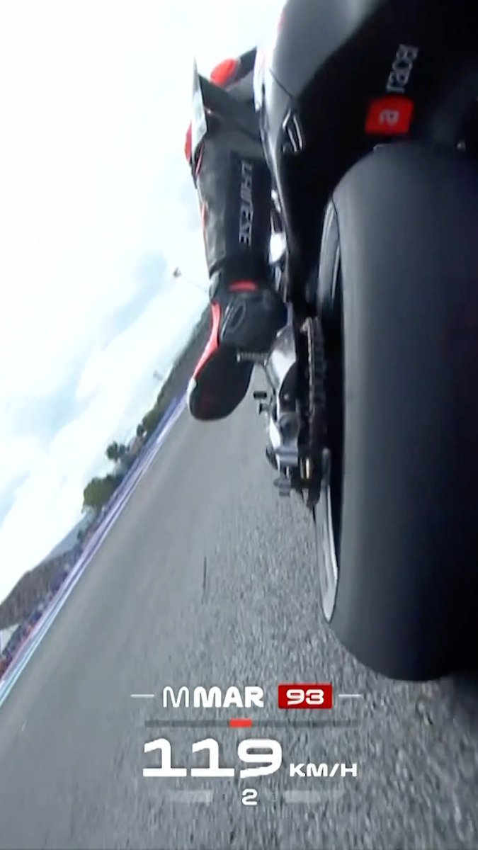 Cold sweats, hearts pounding... 😅 Imagine what it would have felt like to be Marco Bezzecchi as Marc Marquez began to hunt him down 😮💨 #MotoGP | #SanMarinoGP