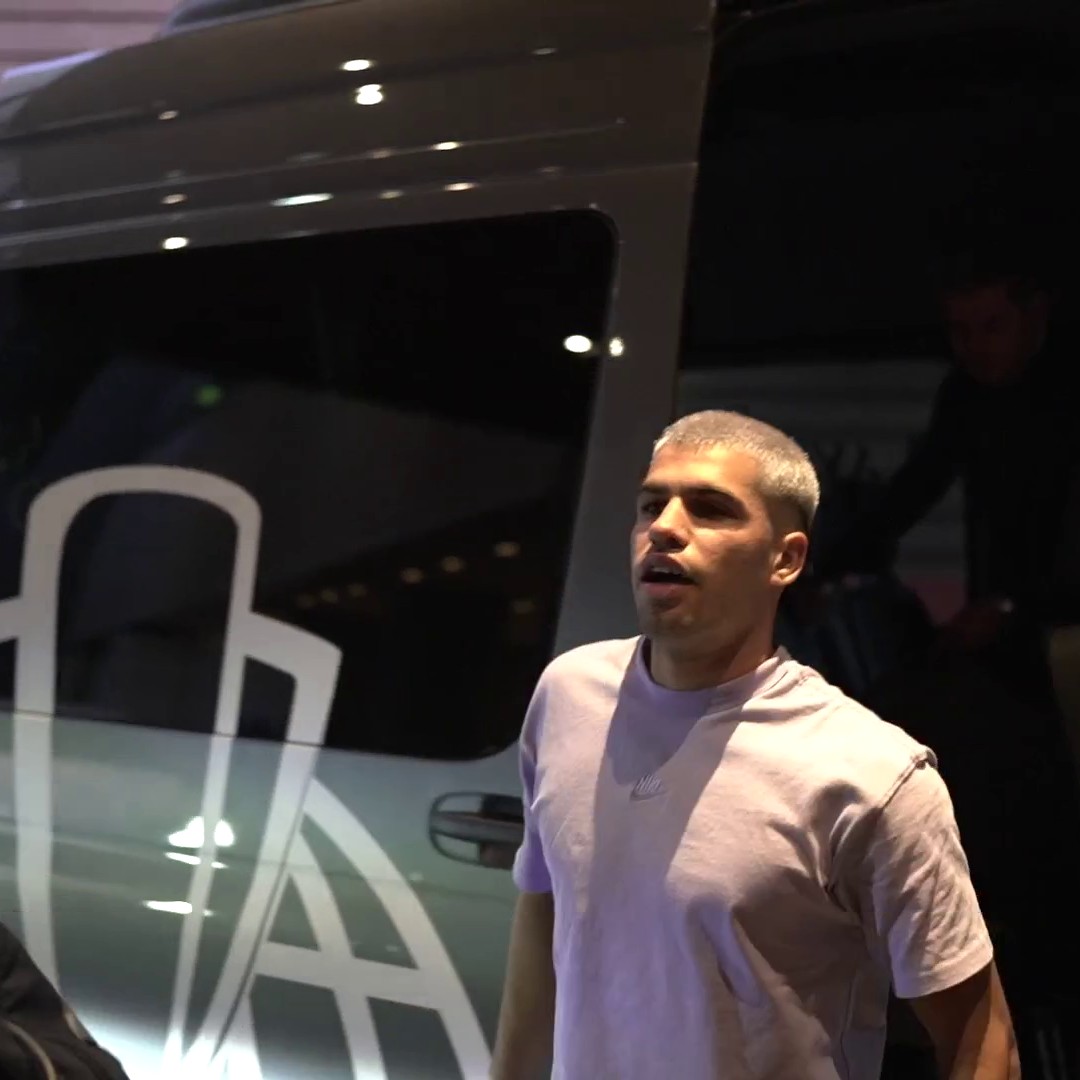 Carlos Alcaraz is greeted by Casper Ruud as he arrives at the Laver Cup. ❤️