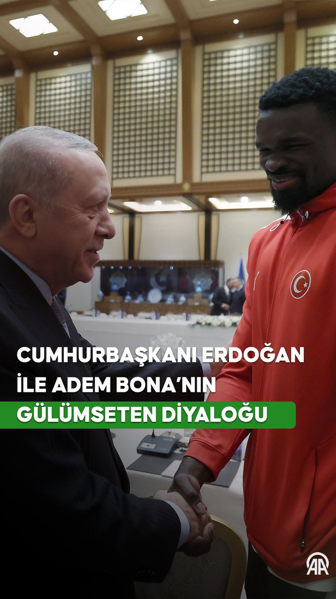 🇹🇷 Cumhurbaşkanı Recep Tayyip Erdoğan ile milli basketbolcumuz Adem Bona arasındaki gülümseten diyalog: 🗣️"Nasılsın" 🗣️"İyiyim ağabey, sen nasılsın?😂" 🗣️"Türkçe'yi de kaptı😂"