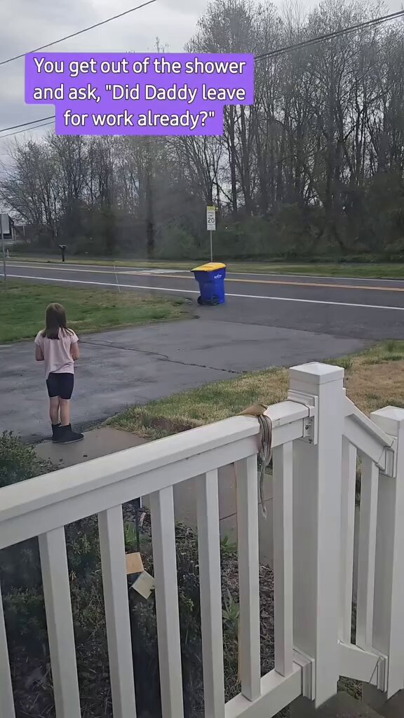 She stood there—hair still wet, outside the house. Why? Because Daddy forgot her hug before work. No tantrum. No words. Just… waiting. And then he came back. 🥹❤️