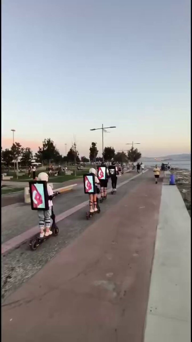 İYİ PARTİ tanıtım scooterları an itibarıyla İzmir Karşıyaka sahilinde…