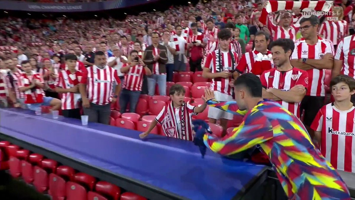 Wholesome moment at full-time ❤️ Gabriel Martinelli gifts his shirt to a young fan 🙌 📺 TNT Sports &amp; discovery+ UK