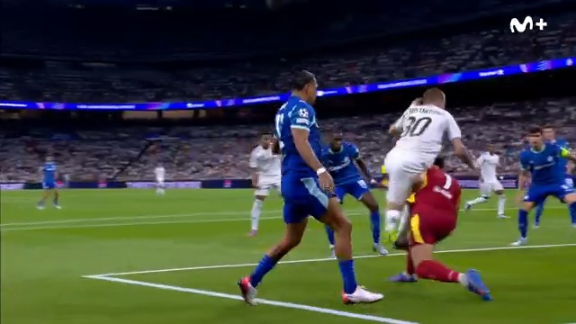 Pidió penalti Mastantuono en esta acción con Rulli. #UCL #LaCasaDelFútbol