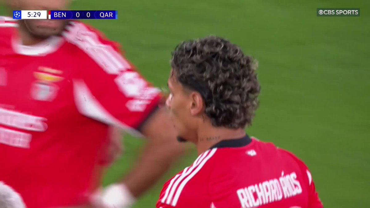 Benfica wasting NO time ⚡️ Enzo Barrenechea with the glancing header to the back corner 🎯