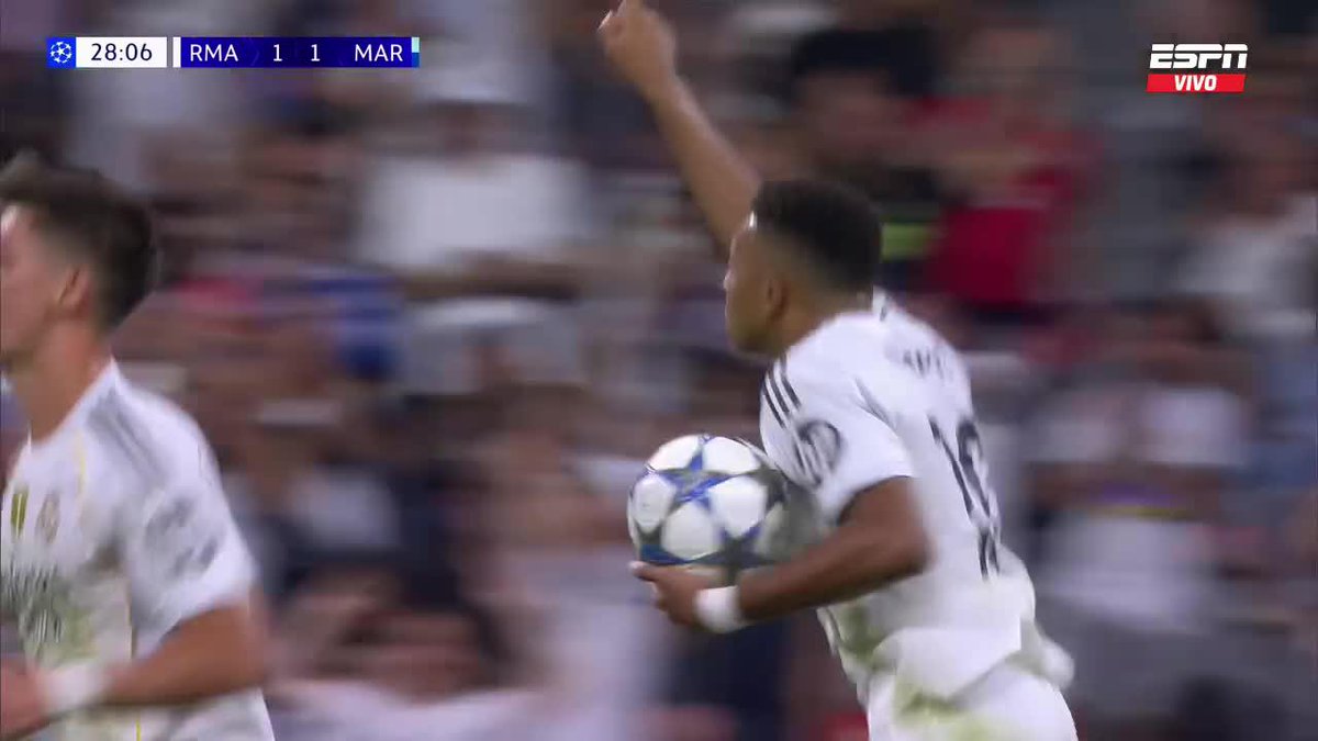 "Mbappé" Porque convirtió este gol para el empate parcial del Real Madrid por 1-1 ante el Olympique de Marsella por la UEFA Champions League. Como siempre le dan un penal y aparece Kiki, siempre hace goles la tortuga hija de re mil puta.