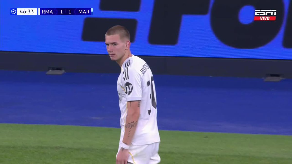 Mbappé le entregó mal una pelota a Mastantuono y se disculpó con el argentino. 📺 Toda la #UCL por #DisneyPlus Plan Premium