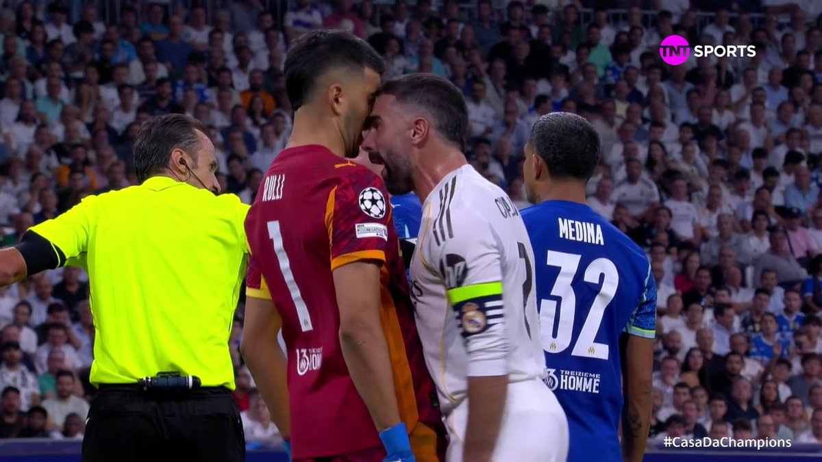 Escanteio para o Real Madrid e o cara com 33 anos, com a experiência que tem e faz essa molecagem aqui. PQP VSF CARVAJAL