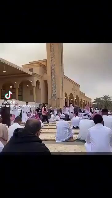 ما هذا؟!! امرأة متبرجة بين المصلين في أحد مساجد المملكة أثناء الخطبة!!