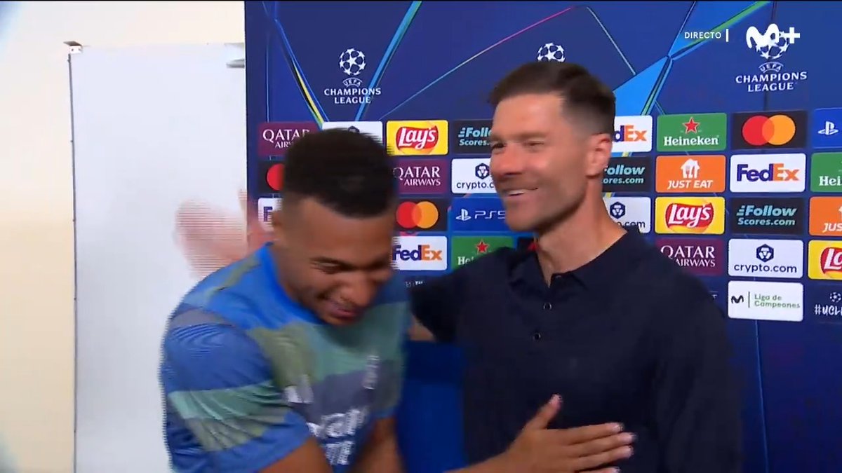 😂 "Su partido no ha estado mal" Xabi Alonso y Kylian Mbappé con Ricardo Sierra. #LaCasaDelFútbol #UCL