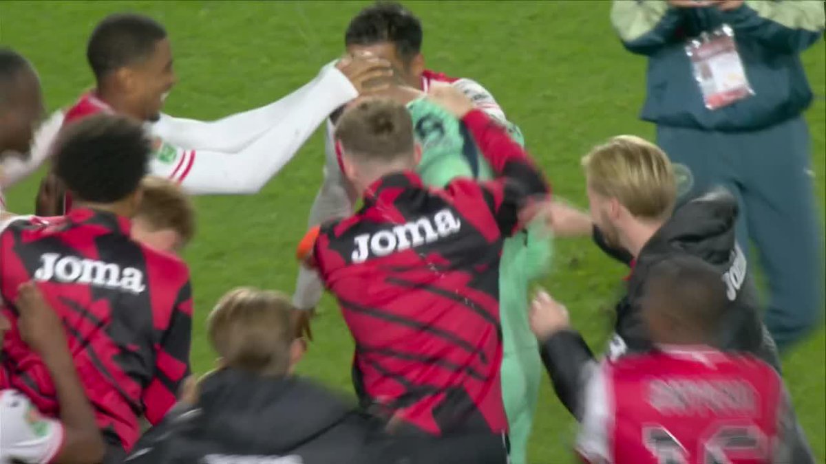 ¡ASTON VILLA ELIMINADO! Sin Dibu Martínez y con Emi Buendía (convirtió uno en la serie), los Villanos perdieron 4-2 en la definición desde los doce pasos contra Brentford. ¡Su arquero Valdimarsson ATAJÓ DOS PENALES! 📺 #DisneyPlus Plan Premium