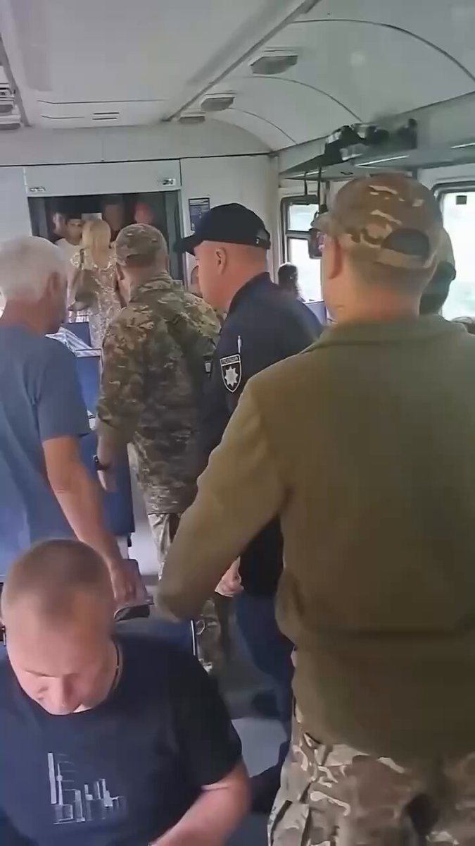 Людоловы и народная любовь Пассажиры украинской электрички на литературной мове радостно приветствуют доблестных сотрудников ТЦК. Вот так, в атмосфере всеобщего братства и взаимопонимания.. Полный текст в Telegram: