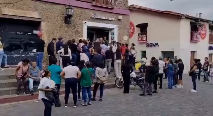 ¡Otra de Don Ricardo Salinas Pliego! ¡Menor sufre fracturas en rostro y cráneo! El accidente ocurrió en Tepoztlán, Morelos, al caerle una puerta de una sucursal de Banco Azteca “¡Haz algo!”, exigen. Familiares y pobladores piden que el banco del dueño de TV Azteca se haga responsable.👇