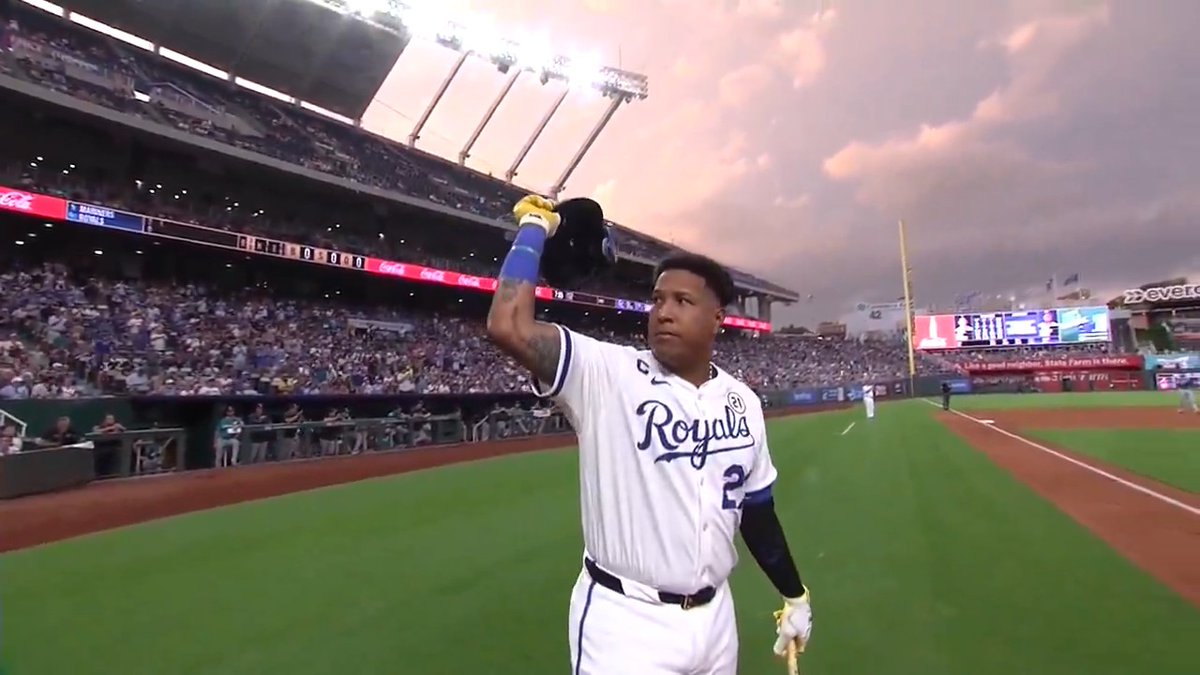 Royals fans give Salvy a standing ovation after recently reaching 300 HR and 1,000 RBI 👏
